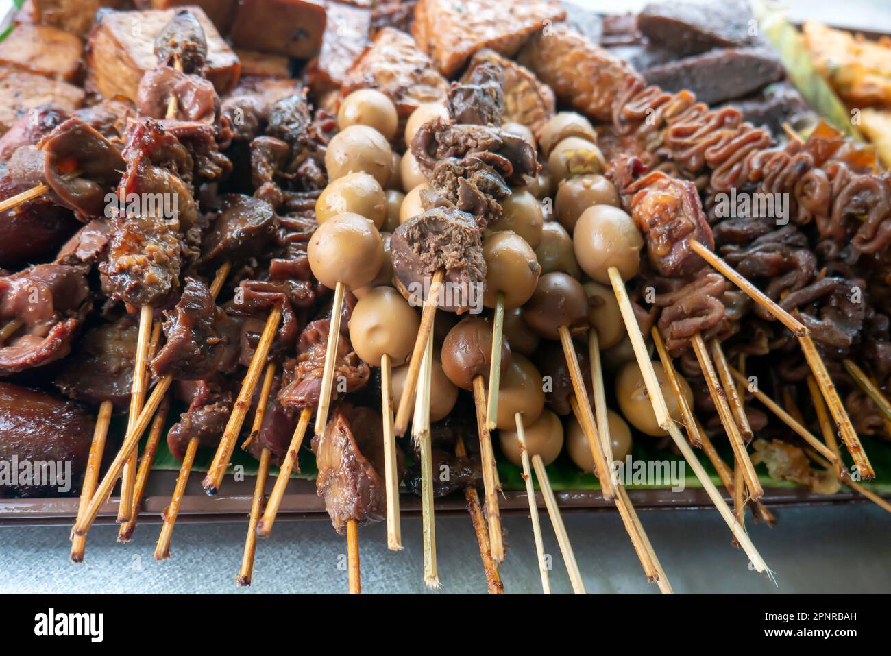 Innards satay auf Angkringan, köstliches Street Food in Yogyakarta, Indonesien Stockfoto