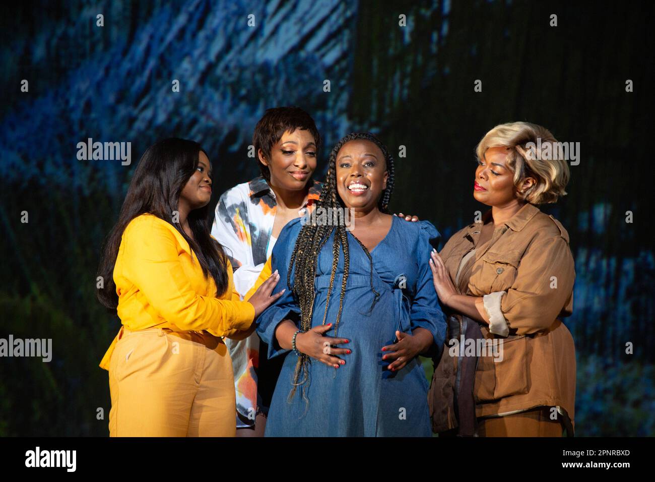 l-r: Chanáe Curtis (Freundin 1), Idunnu Münch (Freundin 3), Nadine Benjamin (die Mutter), Sarah-Jane Lewis (Freundin 2) in BLAU, Eröffnung an der englischen Nationaloper (ENO), London Coliseum, London WC2 20/04/2023 Musik: Jeanine Tesori libretto: Tazewell Thompson Dirigent: Matthew Kofi de Walfi Design: Video Design: Alex Kofi Ravi Deepres Beleuchtung: James Farncombe Choreographie: Ingrid Mackinson Regisseur Tinuke Craig Stockfoto