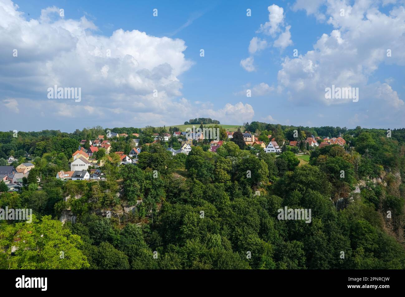 Malerische Landschaft der Stadt Hohnstein und der umliegenden Landschaft, Sachsenschweiz, Sachsen, Deutschland, Europa. Stockfoto
