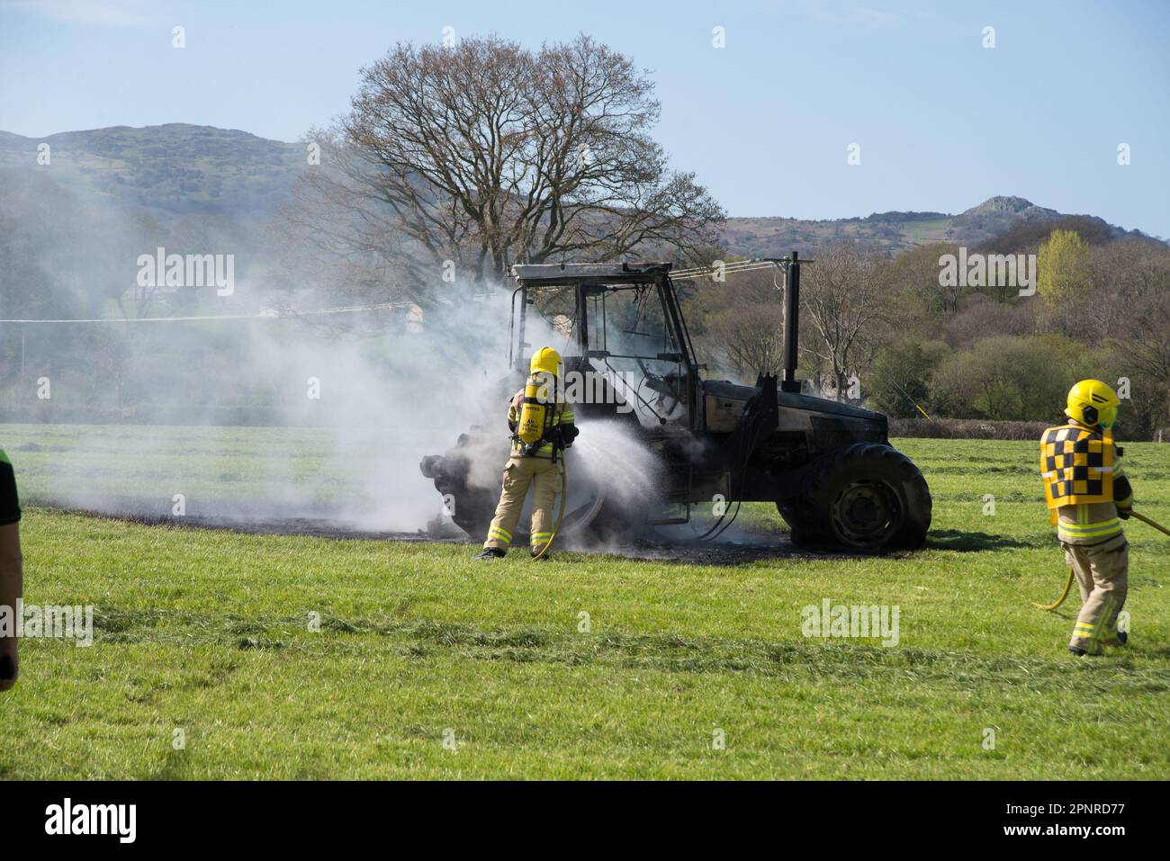 North Wales Fire and Rescue Service hat ein Traktorfeuer im Tal-Y-Cafn Conwy Valley vom 21 2023. April veröffentlicht Stockfoto