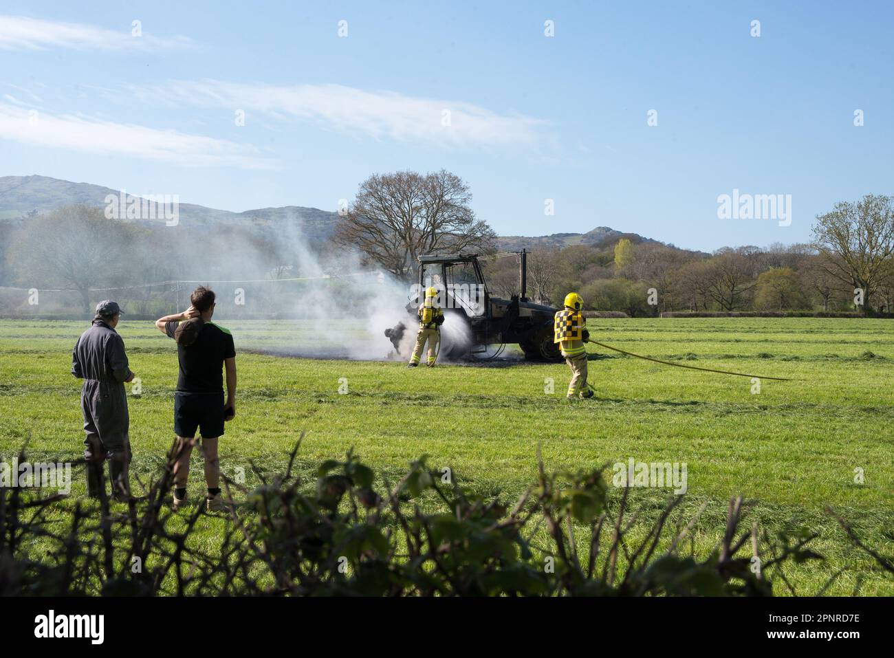 North Wales Fire and Rescue Service hat ein Traktorfeuer im Tal-Y-Cafn Conwy Valley vom 21 2023. April veröffentlicht Stockfoto