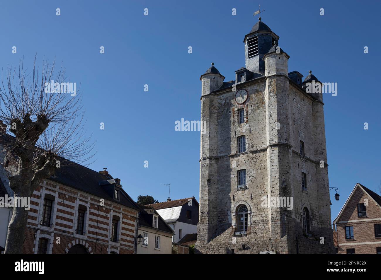 Außenansicht des alten Glockenturms und der historischen Gebäude von Saint Riquier im Departement Somme, Hauts-de-France, in Frankreich. Der mittelalterliche Turm ist es Stockfoto