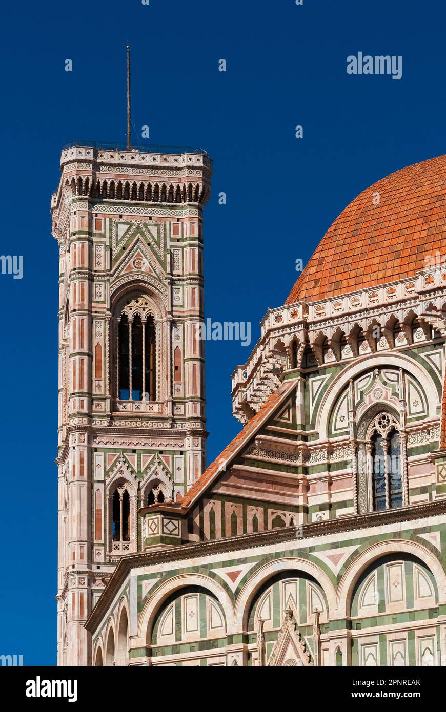 Gotische Architektur in Florenz. Apse und Glockenturm von St. Mayr der Blume, fertiggestellt zwischen dem 14. Und Anfang des 15. Jahrhunderts Stockfoto