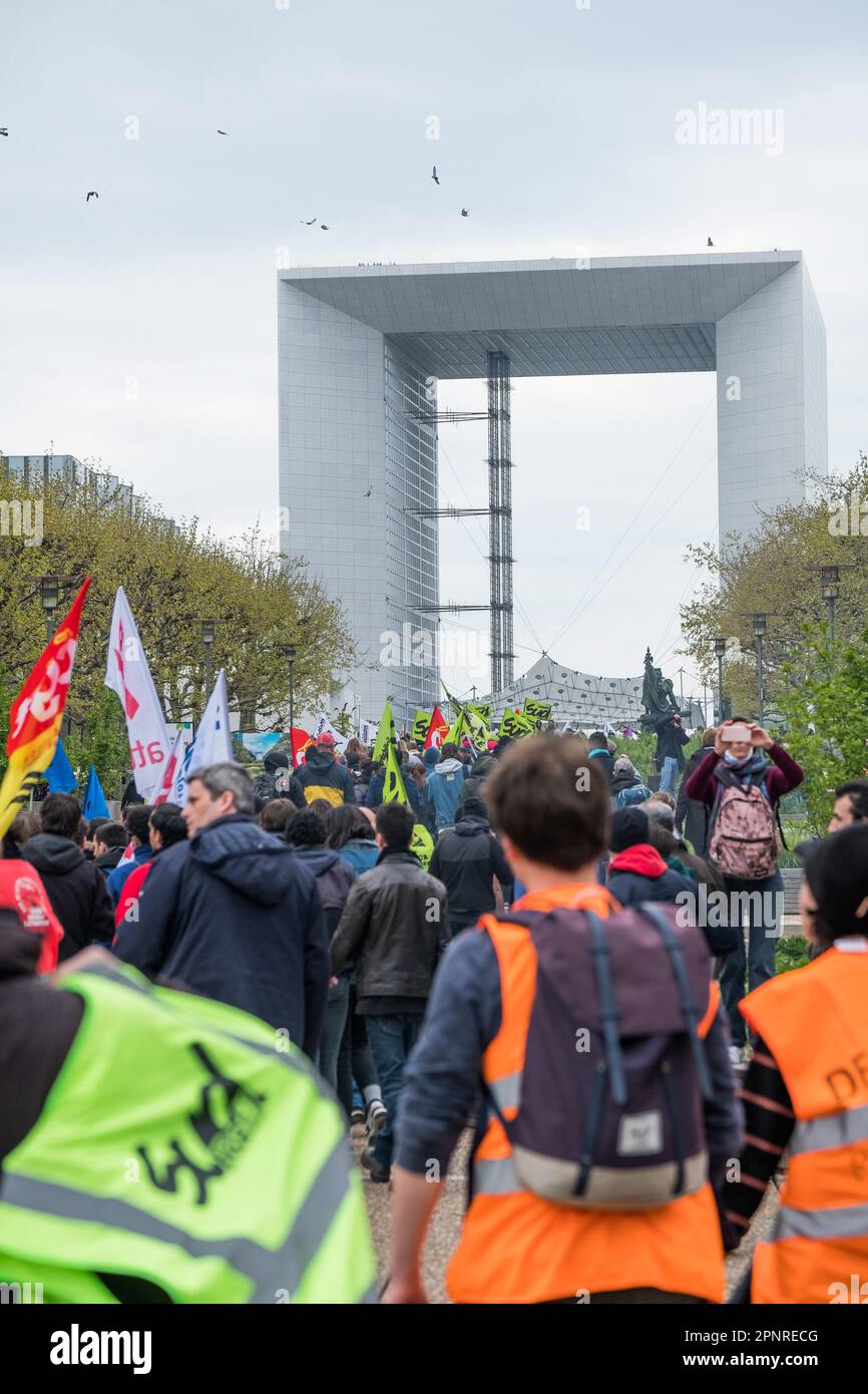 Nach einer Hauptversammlung am Gare de Lyon gingen die Demonstranten nach La Défense für eine symbolische Aktion: Die Invasion der Euronext. Die Prozession kehrte zum Rathaus von Paris zurück. Frankreich steht einem weiteren Tag der Streiks und Proteste gegenüber, nachdem die Renten neu gestaltet wurden, was in diesem Land Turbulenzen auslöst, und die Gewerkschaften schwören, bei Massenprotesten nicht nachzulassen, um die Regierung zum Rückzug zu bewegen. Der Tag der Handlung ist die dreizehnte Mobilisierung dieser Art, seit Mitte Januar Proteste gegen das Gesetz begonnen haben, zu denen auch die Anhebung des Rentenalters von 62 auf 64 Jahre gehört. Paris, Frankreich, am 20. April 2023. Foto vom Pier Stockfoto