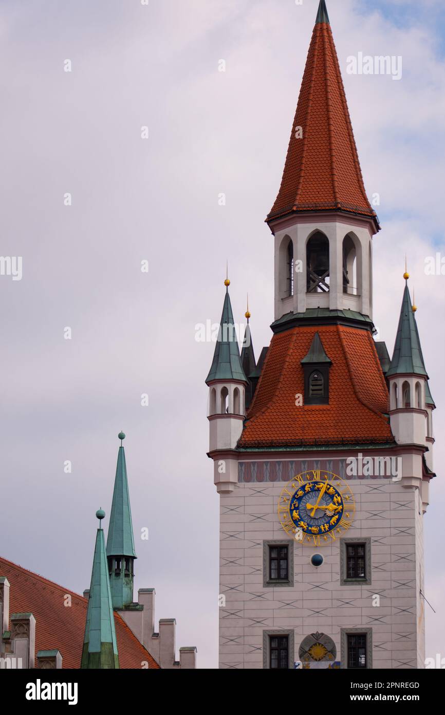 Altes Rathaus, rekonstruierte gotische stadthalle mit Ballsaal und Turm, Marienplatz im Zentrum von München. München, Deutschland. Bild Stockfoto