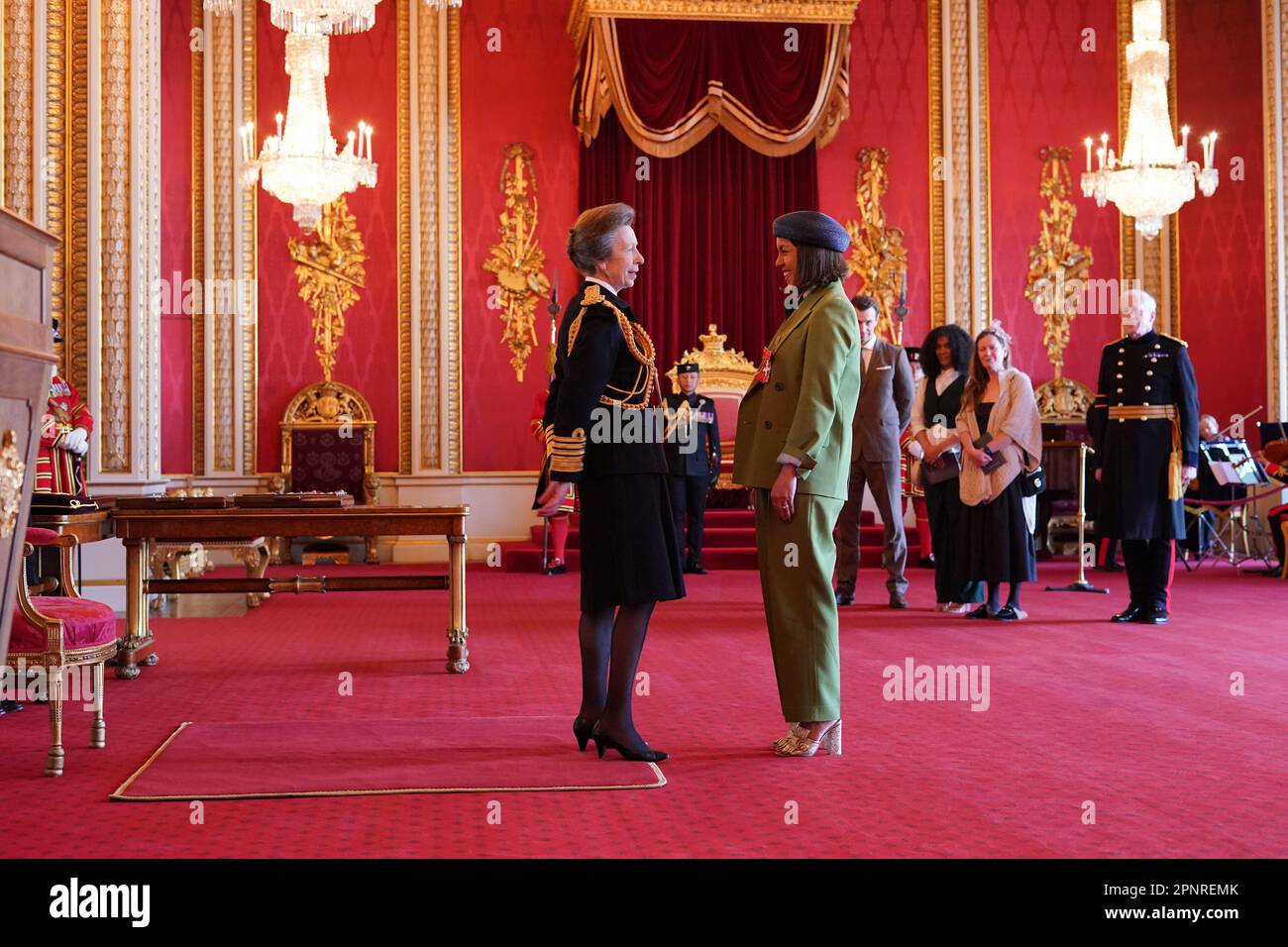 Miss Rachel De-Lahay, Dramatikerin und Drehbuchautorin aus London, wurde von der Prinzessin Royal im Buckingham Palace zum Mitglied des Ordens des Britischen Reiches ernannt. Die Ehre würdigt die Dienste des Dramas. Foto: Donnerstag, 20. April 2023. Stockfoto