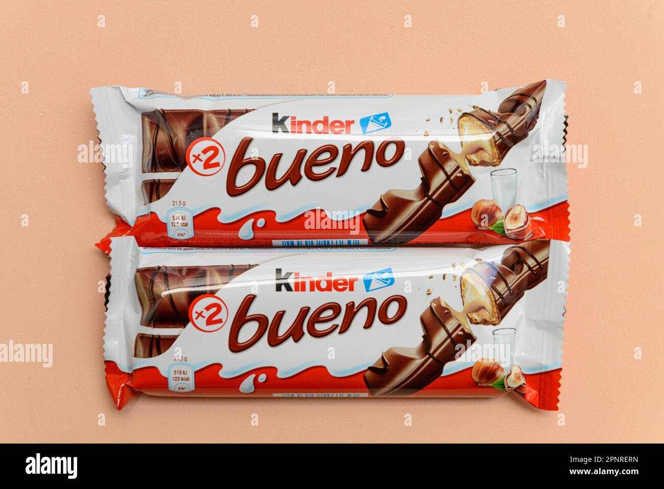 Arahal. Sevilla. Spanien. 18. März 2023. Stillleben mit Kinder Bueno-Schokolade auf hellorangefarbenem Hintergrund. Übermäßiger Konsum von Zuckerdose Stockfoto