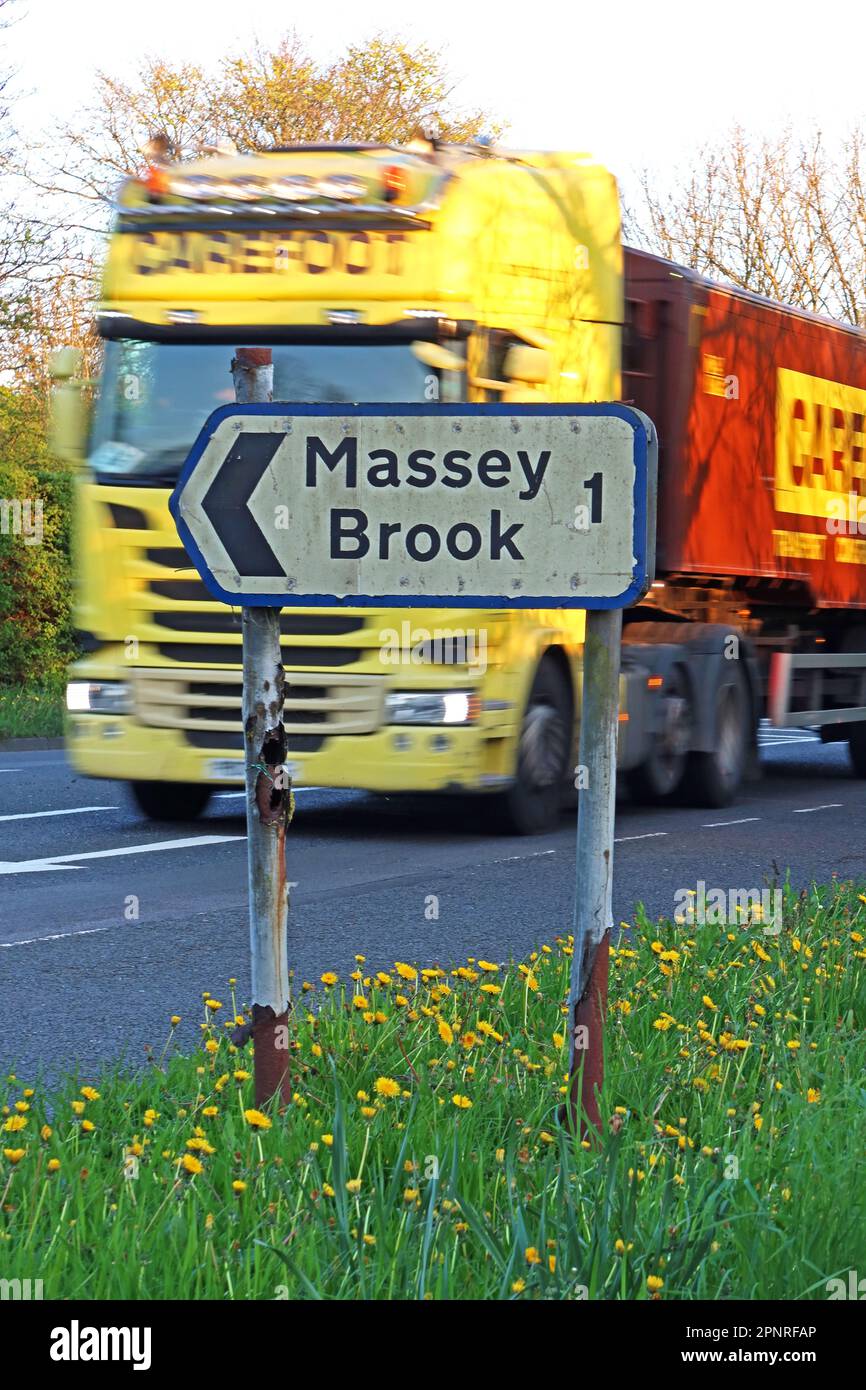 Schnellverkehr auf der Knutsford Road, Grappenhall, in der Nähe der Abzweigung nach Massey Brook, Warrington, Cheshire, England, Großbritannien, WA4 Stockfoto