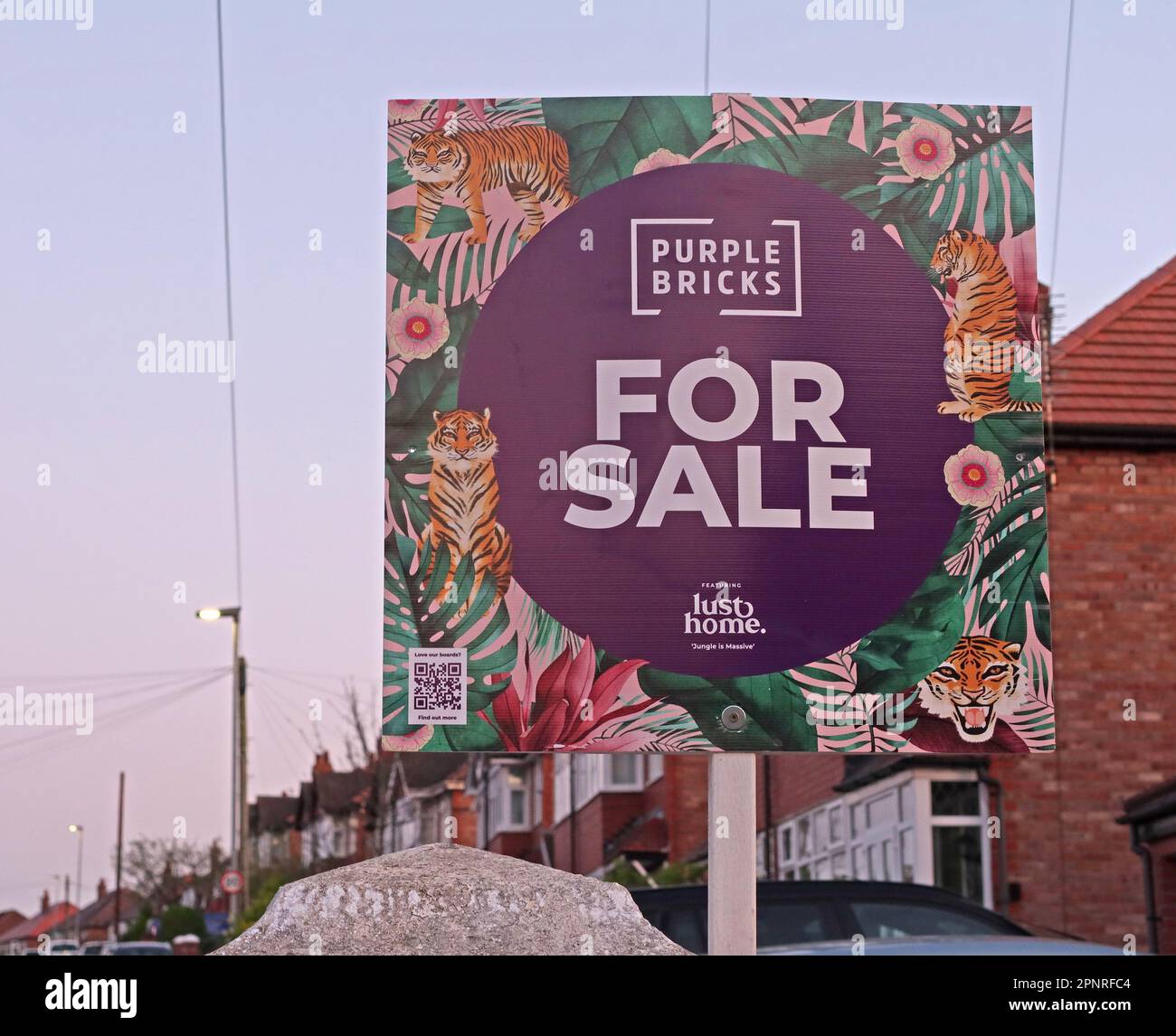 Purple Bricks, zum Verkauf, unterschreiben in Grappenhall, Warrington, Cheshire, ENGLAND, GROSSBRITANNIEN, WA4 2PL Stockfoto