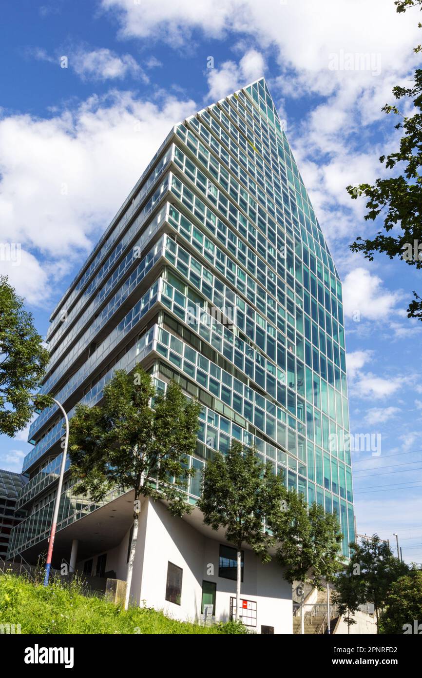 Basel, Schweiz - August 10. 2021: Die St. Der Jakob-Turm wurde von den Architekten Herzog & de Meuron entworfen. Es ist ein berg-Kristall-geformter moderner Multi-Purp Stockfoto