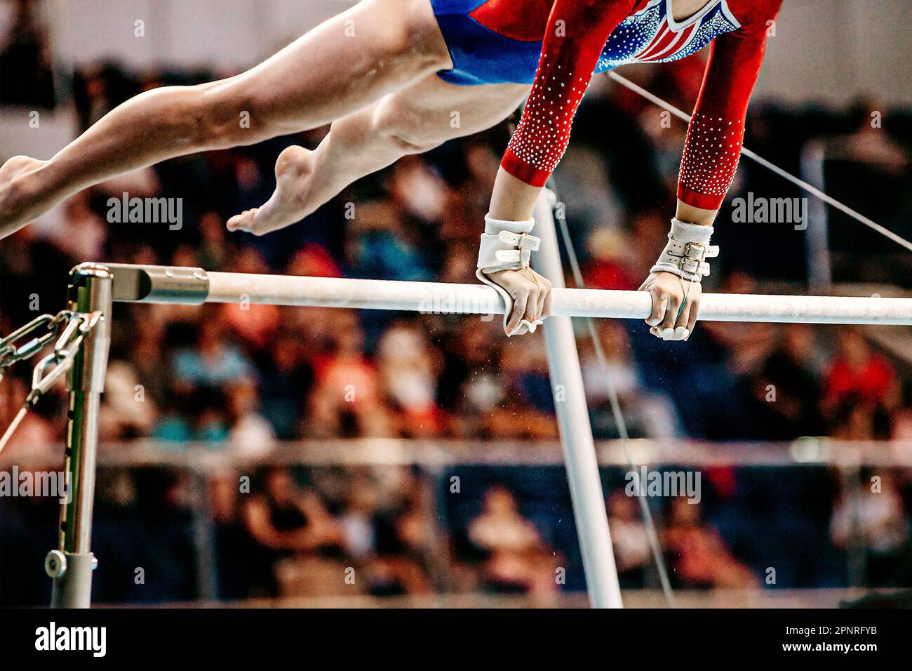 Nahaufnahme Körperteil weibliche Turnerin Übung auf unebenen Bars in künstlerischer Gymnastik, Sport Sommerspiele Stockfoto