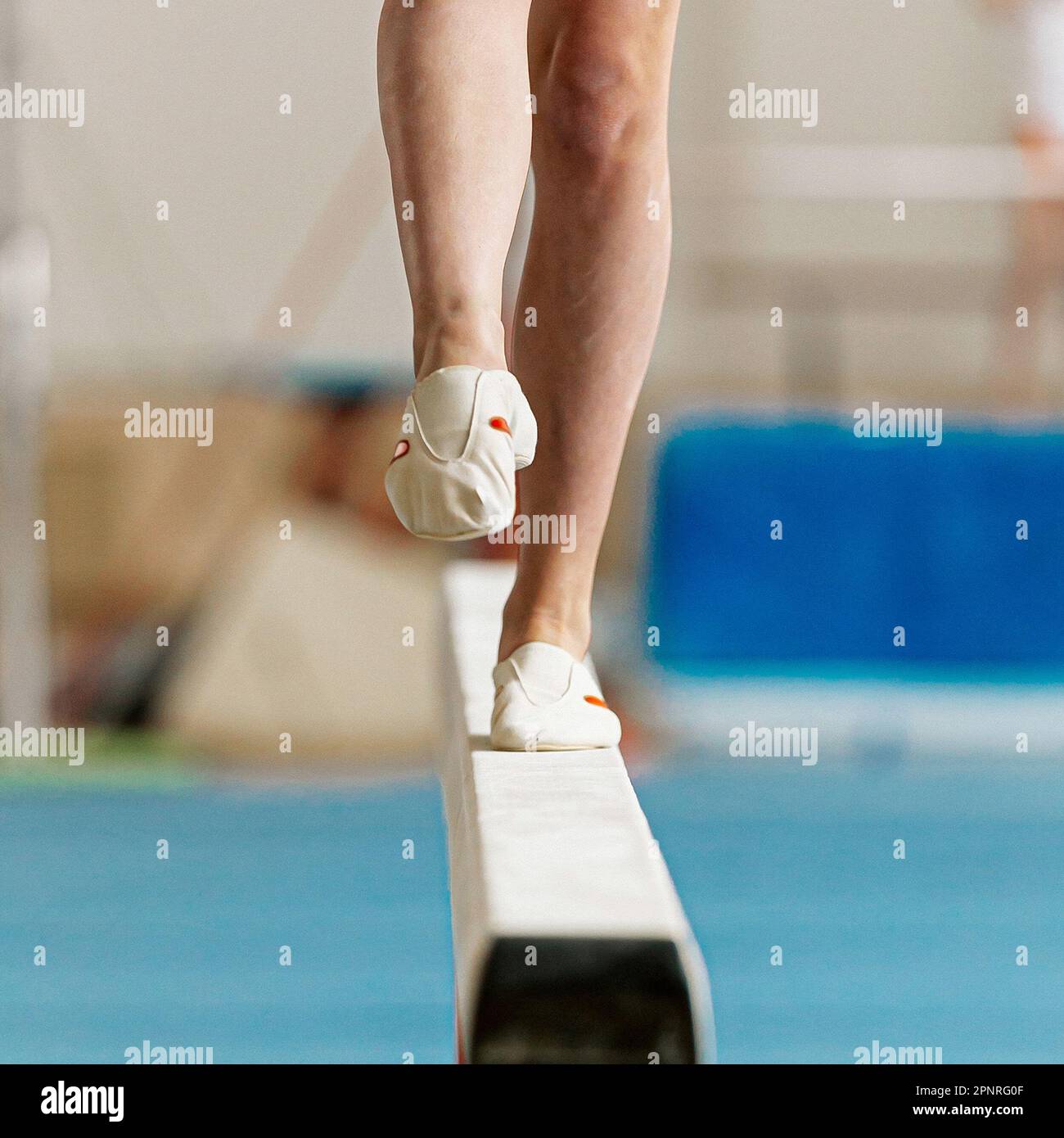 Nahaufnahmen der Beine Mädchen Gymnast tritt auf den Gleichgewichtsstrahl in künstlerischer Gymnastik, Sport Sommerspiele Stockfoto