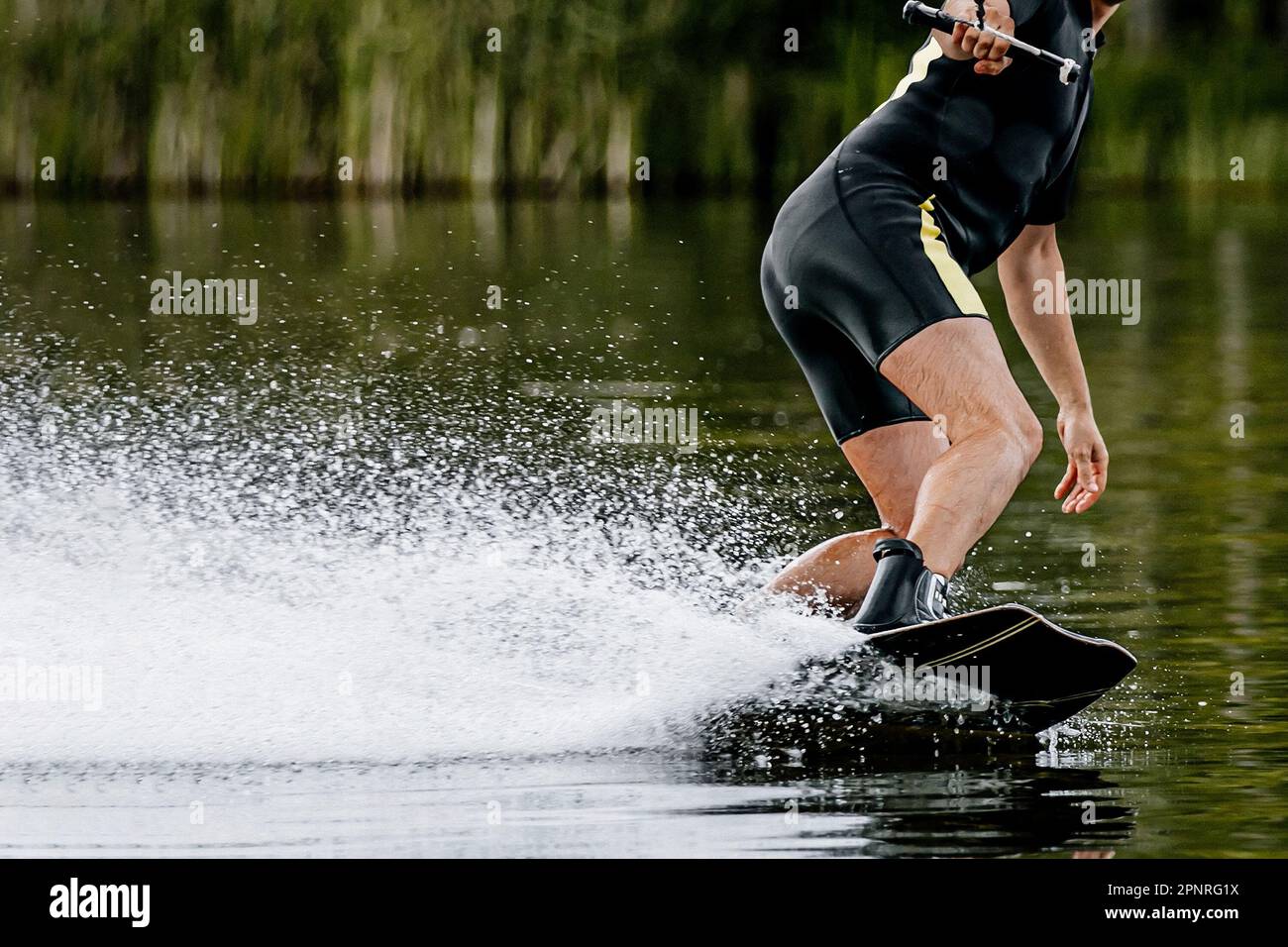 Männlich in Neopren Badeanzug Wakeboarden auf See, extremen Wassersport, Sommerurlaub Stockfoto