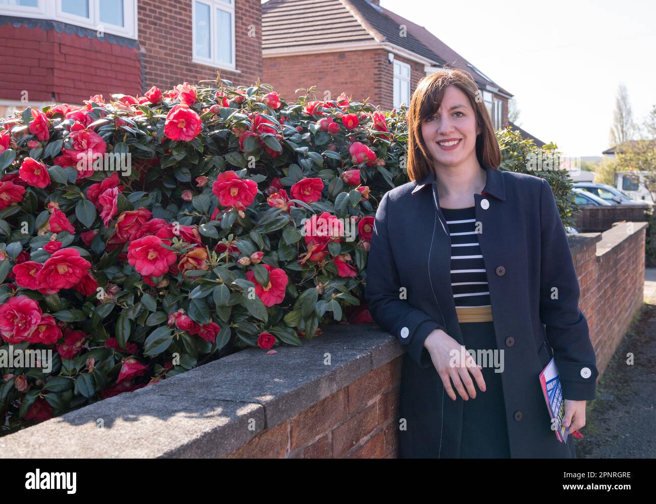 Mansfield Woodhouse, Nottinghamshire, England, Großbritannien. 20. April 2023. Bridget Phillipson MP, Shadow Secretary of State for Education, führt eine Kampagne durch, die Flugblätter, Türklopfen und Gespräche mit lokalen Wohnungen beinhaltet, nur noch 2 Wochen vor den Kommunalwahlen im Mai 4. Kredit: Alan Beastall/Alamy Live News Stockfoto