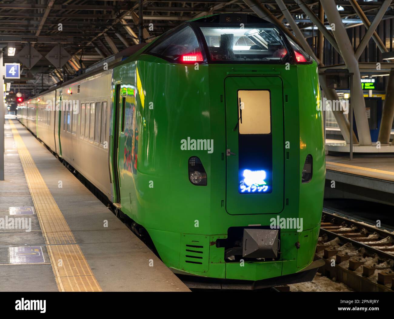 Ein JR Hokkaido Lilac Expresszug der Serie 789 am frühen Morgen am Bahnhof Asahikawa in Japan. Stockfoto