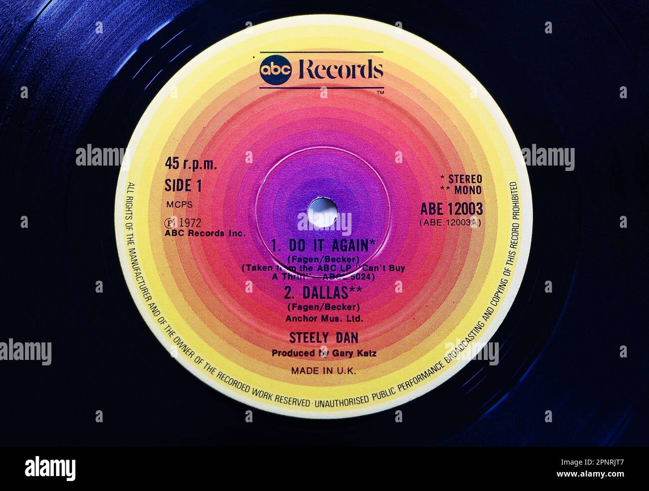 Nahaufnahme eines mittleren Etiketts auf einer originalen 12 Zoll single1972-Pressung einer Vinylscheibe von Steely Dan mit dem erfolgreichen Single Do it Again Stockfoto