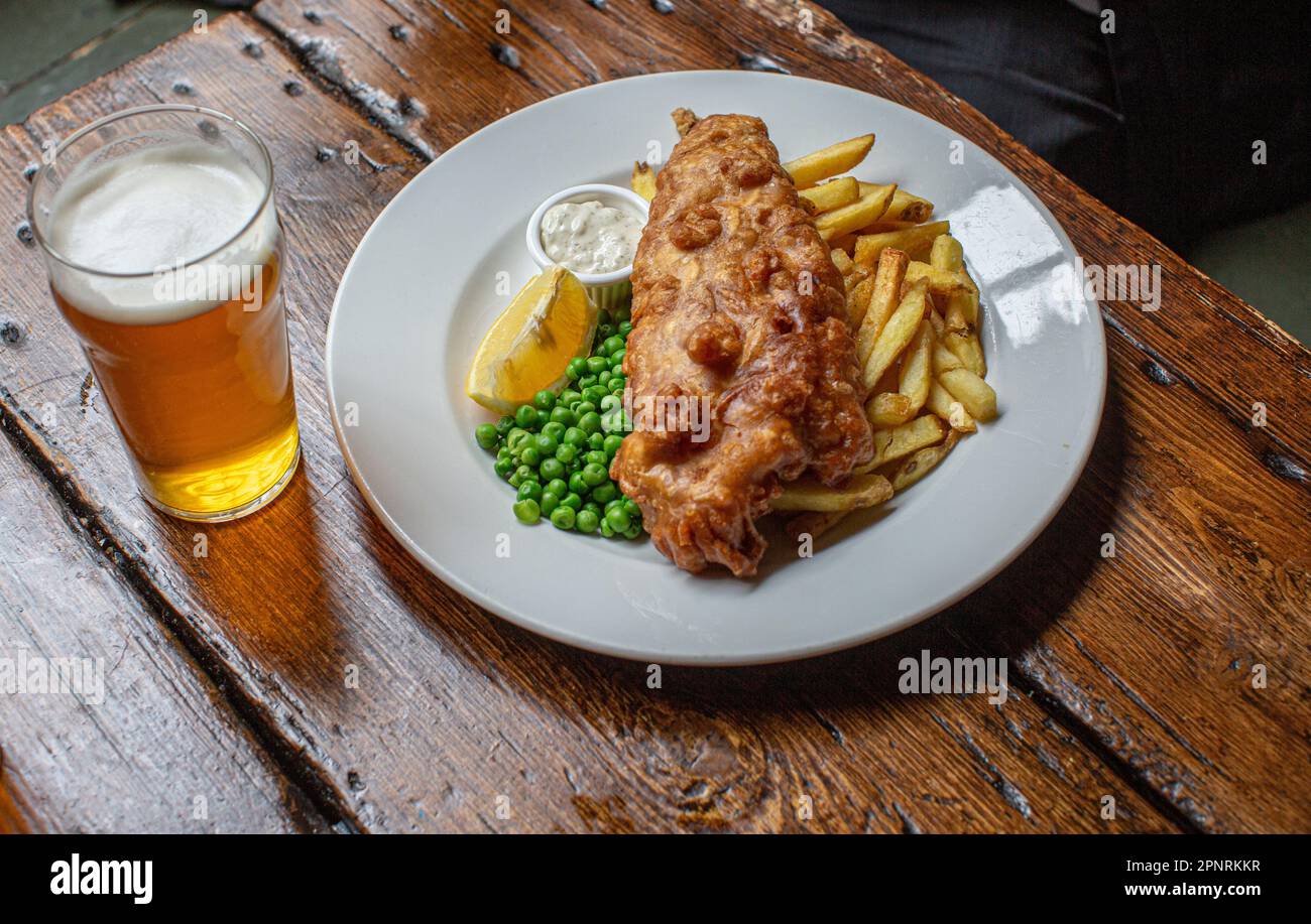 Fish and Chips mit Bier Stockfoto