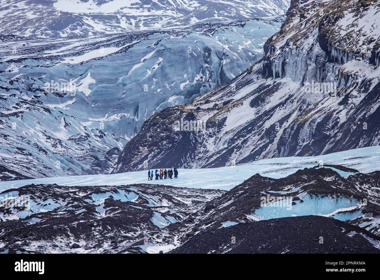 Touristen mit Reiseleiter besuchen den Gletscher Falljökull/Falljoekull im Winter in Austurland, Teil von Vatnajökull, der größten Eiskappe in Island Stockfoto