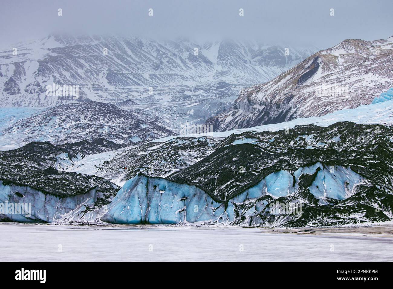 Gletscher Falljökull / Falljoekull im Austurland Teil von Vatnajökull, der größte Eisdeckel in Island wird aufgrund der Ablagerung von Kohlenstoff und Ruß schwarz Stockfoto