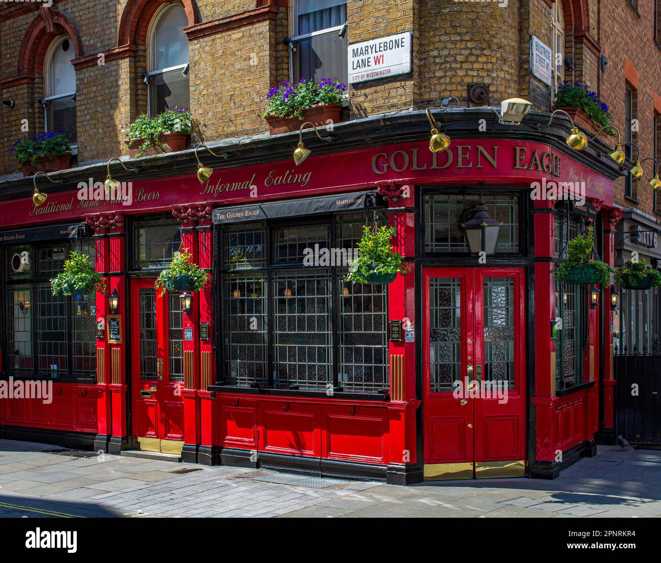 Außenansicht des Golden Eagle Pub in Marylebone Lane, London, England, Großbritannien Stockfoto