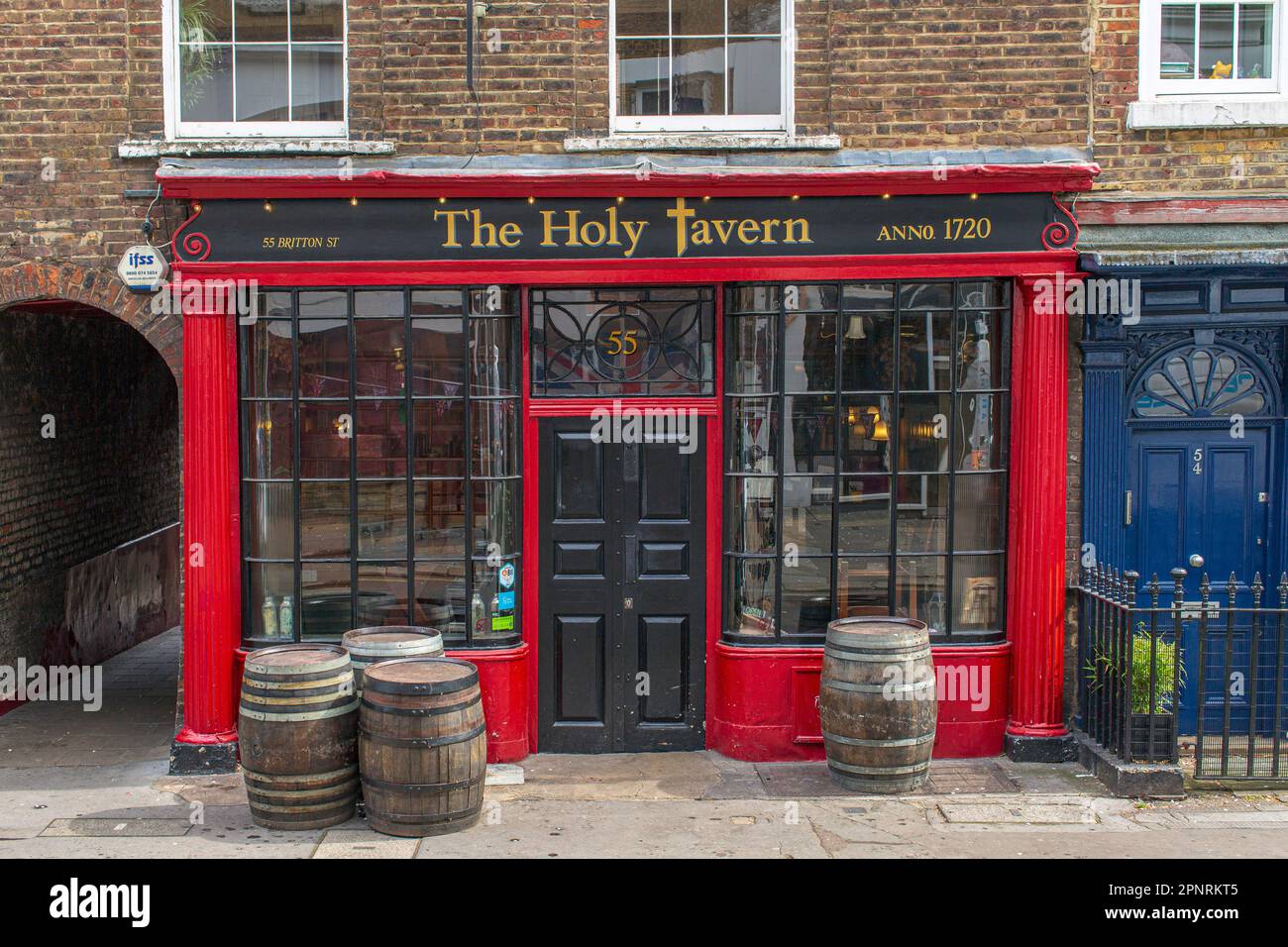 Außenansicht der Holy Tavern, früher Jerusalem Tavern in Britton Street, Clerkenwell, London, England, Großbritannien. Stockfoto