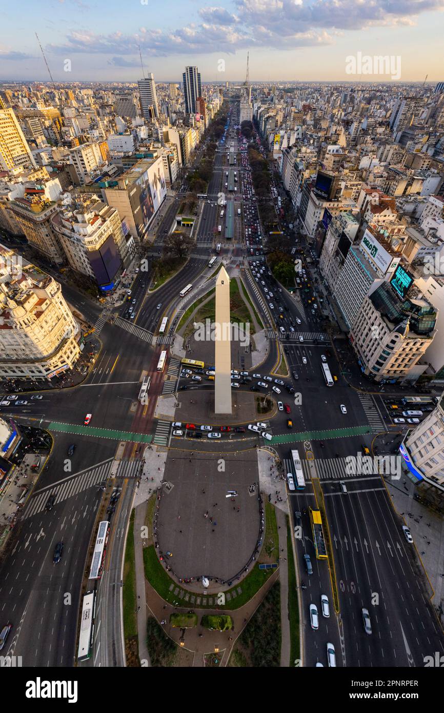 Die Drohne drehte die Stadtlandschaft des Obelisken in Buenos Aires. Stockfoto