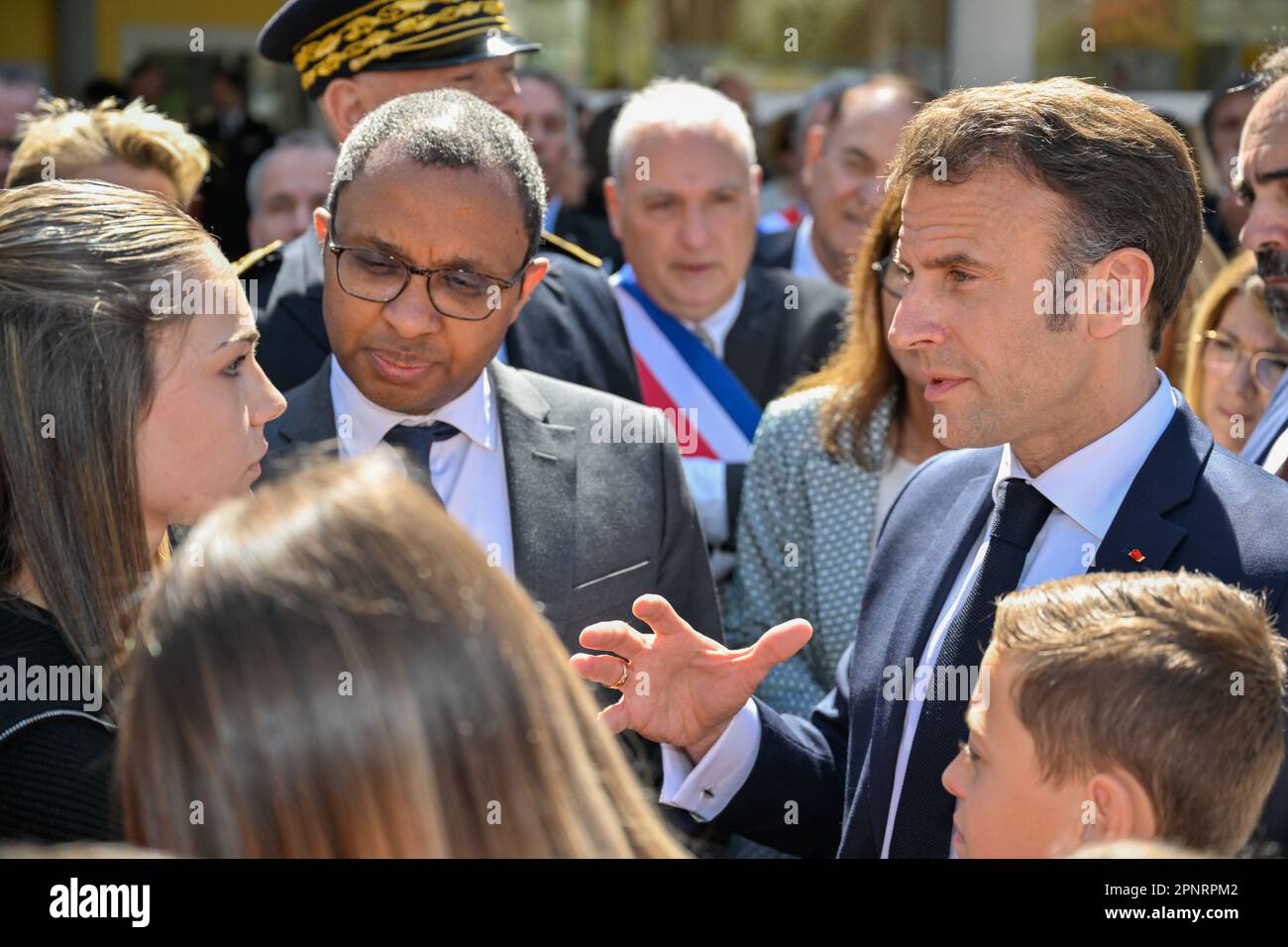 Ganges, Frankreich. 20. April 2023. Der französische Bildungs- und Jugendminister Pap Ndiaye und der französische Präsident Emmanuel Macron besuchen am 20. April 2023 eine Mittelschule in Ganges, Südfrankreich. Der 45-jährige französische Präsident wurde von Verbündeten ermutigt, nach der Unterzeichnung seiner unpopulären Rentenreform nach monatelangen Protesten auszusteigen und Wähler zu treffen, wobei einige befürchteten, dass er im Präsidentenpalast zu zurückgezogen würde. Foto: Philippe Magoni/Pool/ABACAPRESS.COM Guthaben: Abaca Press/Alamy Live News Stockfoto