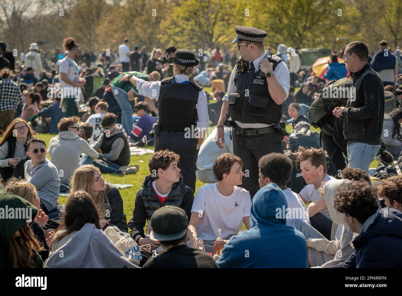 London, Großbritannien. 20. April 2023. Polizeipatrouille während der Pro-Cannabis-Feiern 420 im Hyde Park. Hunderte nehmen an dem jährlichen Treffen im Jahr 4/20 in Hyde Park Teil, um einen Akt des massenhaften Ungehorsams zu begehen, indem sie Cannabis und seine Varianten rauchen, um gegen die aktuellen Gesetze zu protestieren, die Freizeitkonsumenten kriminalisieren. Im Vereinigten Königreich ist Marihuana eine Droge der Klasse B, und es ist illegal, zu Freizeitzwecken zu rauchen – das heißt, dass Personen, die im Besitz der Droge gefunden werden, mit einer Freiheitsstrafe von fünf Jahren oder einer Geldstrafe in unbegrenzter Höhe rechnen müssen. Kredit: Guy Corbishley/Alamy Live News Stockfoto