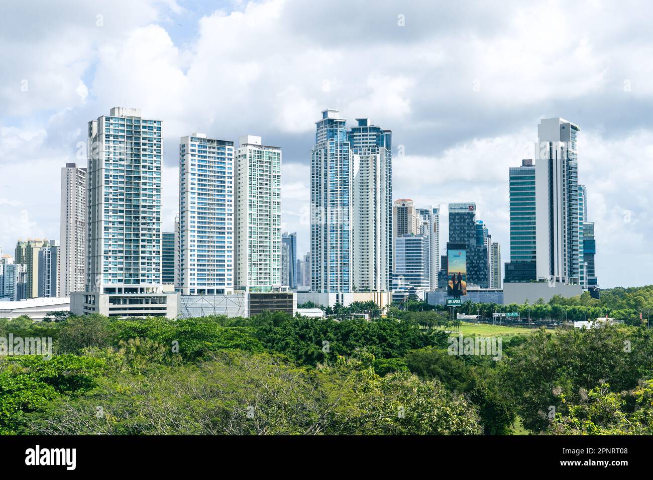 Die Skyline von Panama City mit Überresten der alten Hauptstadt von Panama, die vor dem Hotel sitzen, Wolkenkratzer mit blauem und bewölktem Himmel Stockfoto