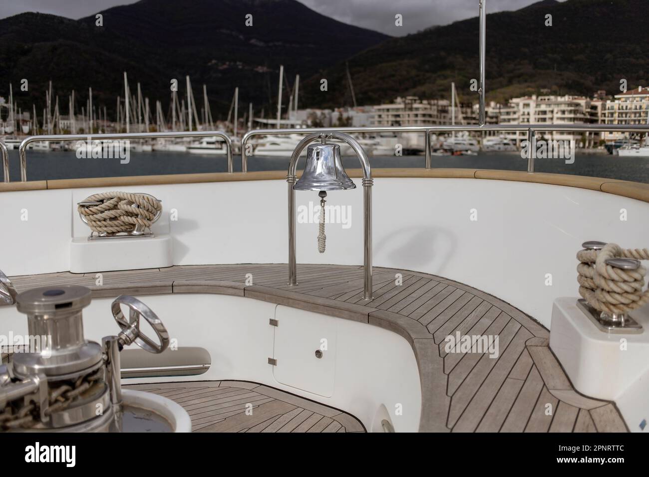 Schiffsglocke an Bord einer Luxusmotoryacht montiert Stockfoto