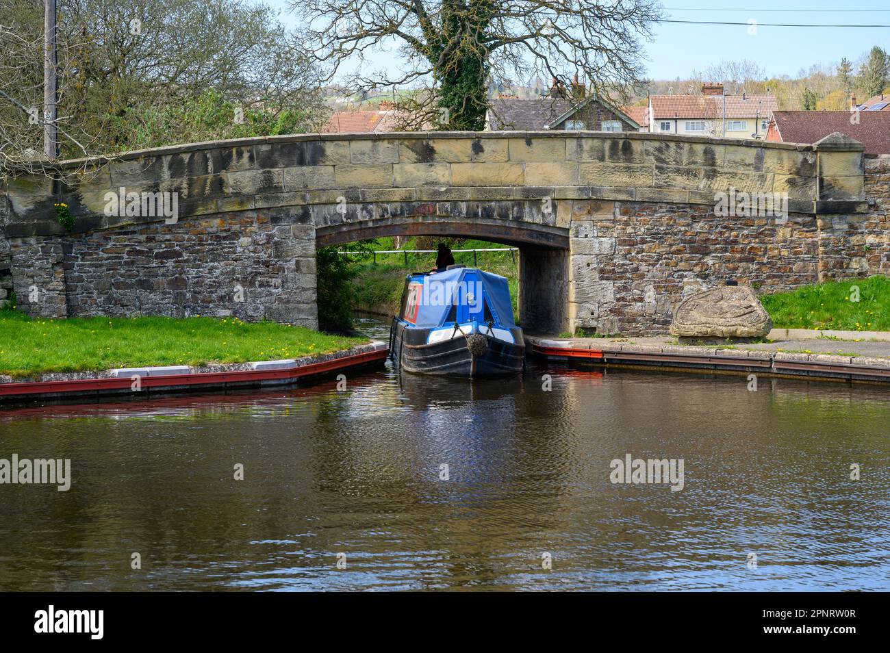 Narrowboat, das unter einer Kanalbrücke am Trevor-Becken auf dem Llangollen-Kanal vorbeifährt. Stockfoto