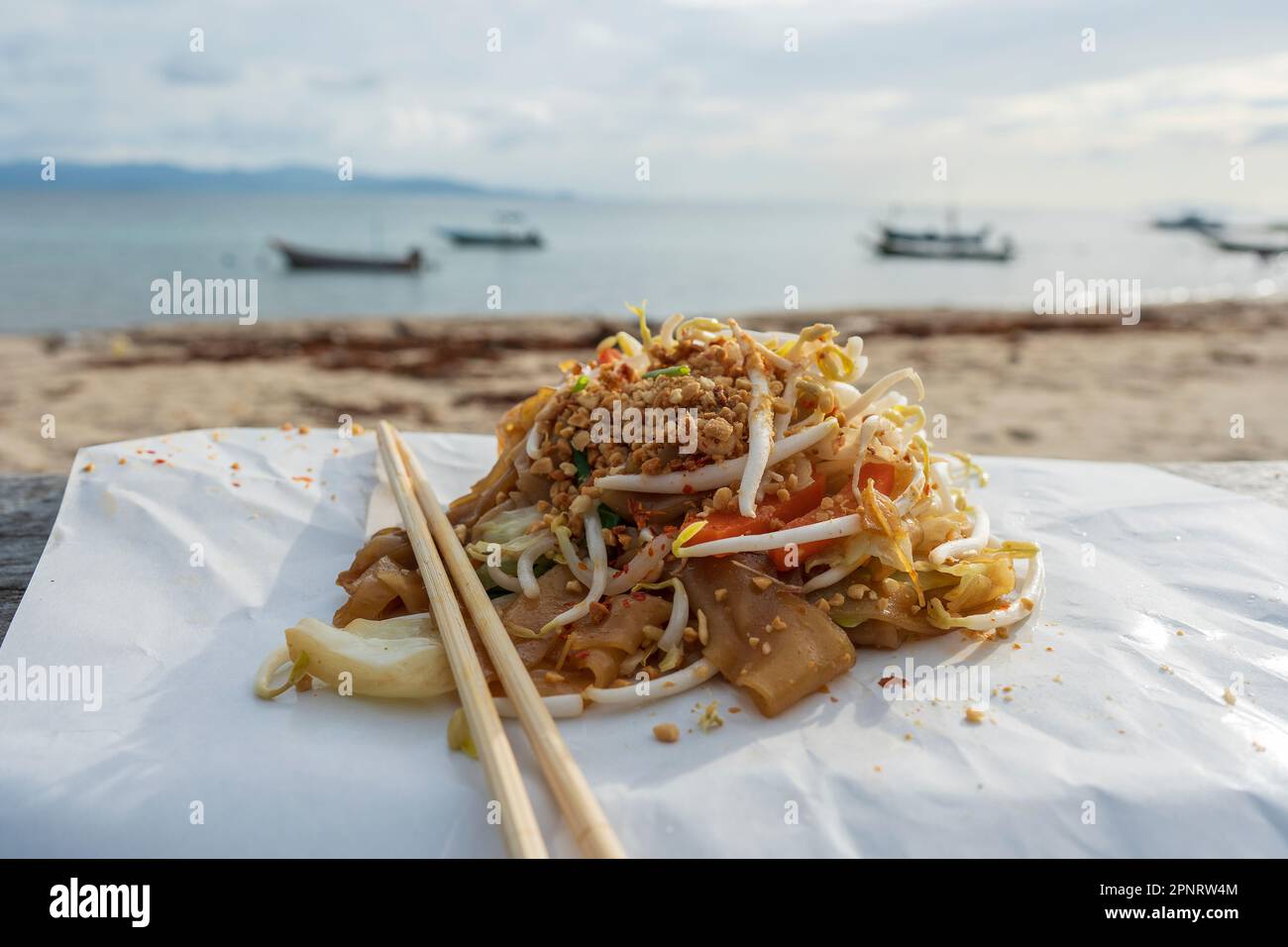 Pad thai oder phad thai ist ein gebratenes Reisnudelgericht, das in Thailand häufig als Street Food serviert wird. Mit Reisnudeln, Garnelen, Erdnüssen, Ei, an Stockfoto