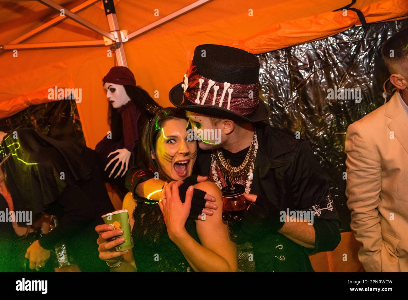 Freunde in Kostümen auf der Halloween Party verkleidet, Kostüme mit Gesichtsbemalung sehen unheimlich aus Stockfoto