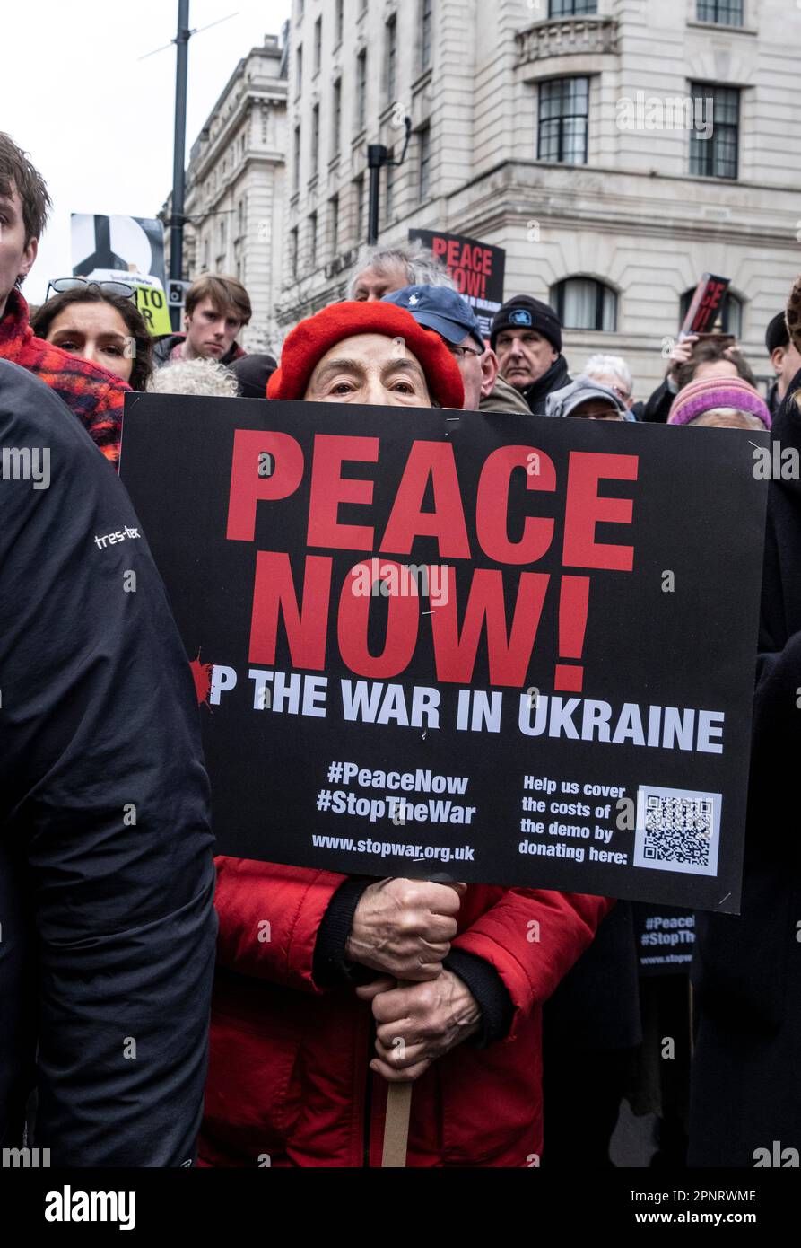 Beenden Sie die Demonstration des Krieges in der Ukraine und die Rallye am Trafalgar Square london am 28. März 2023 Stockfoto
