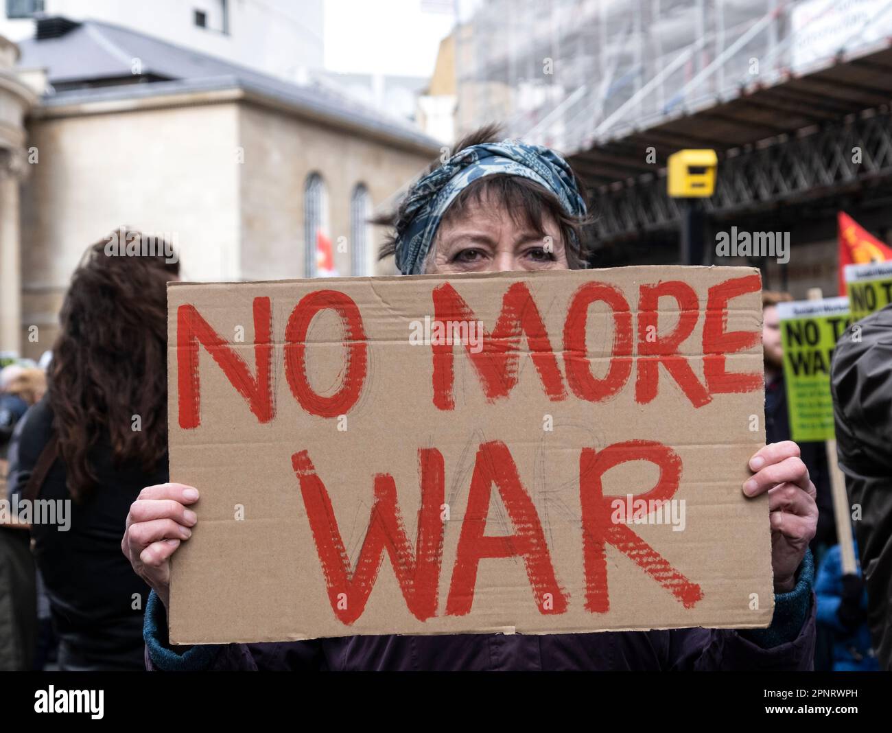 Beenden Sie die Demonstration des Krieges in der Ukraine und die Rallye am Trafalgar Square london am 28. März 2023 Stockfoto