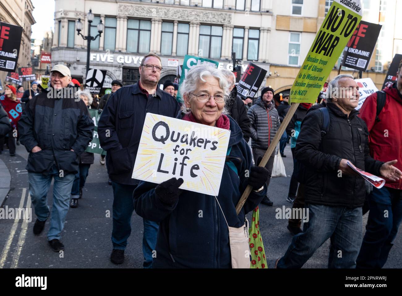 Beenden Sie die Demonstration des Krieges in der Ukraine und die Rallye am Trafalgar Square london am 28. März 2023 Stockfoto