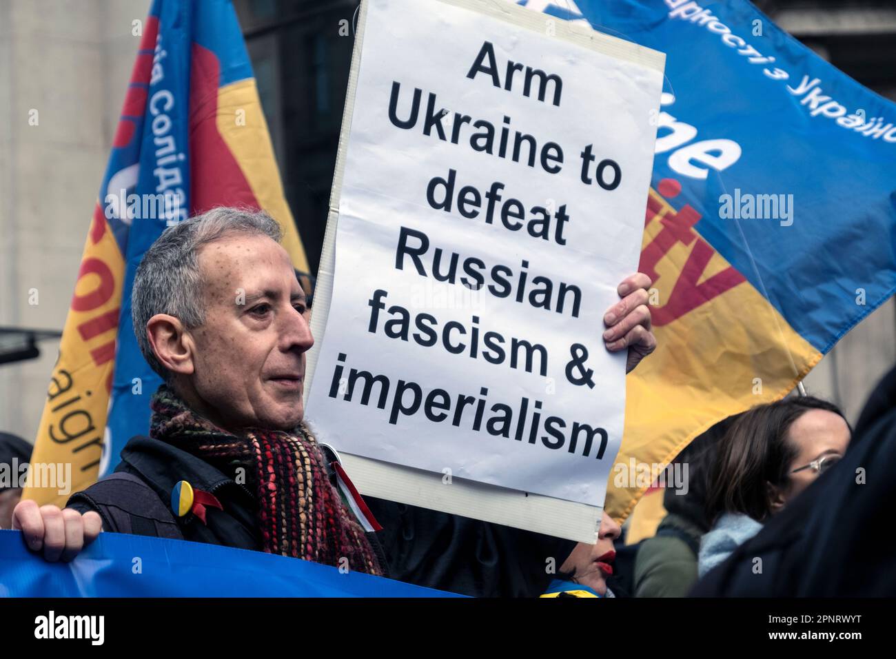 Peter Tatchell führte einen kleinen Gegenprotest zur Unterstützung der ukrainischen Rüstung an und versuchte, den Hauptprotest der Stop the war Coalition in London vom 25. Februar 2023 zu unterbrechen Stockfoto