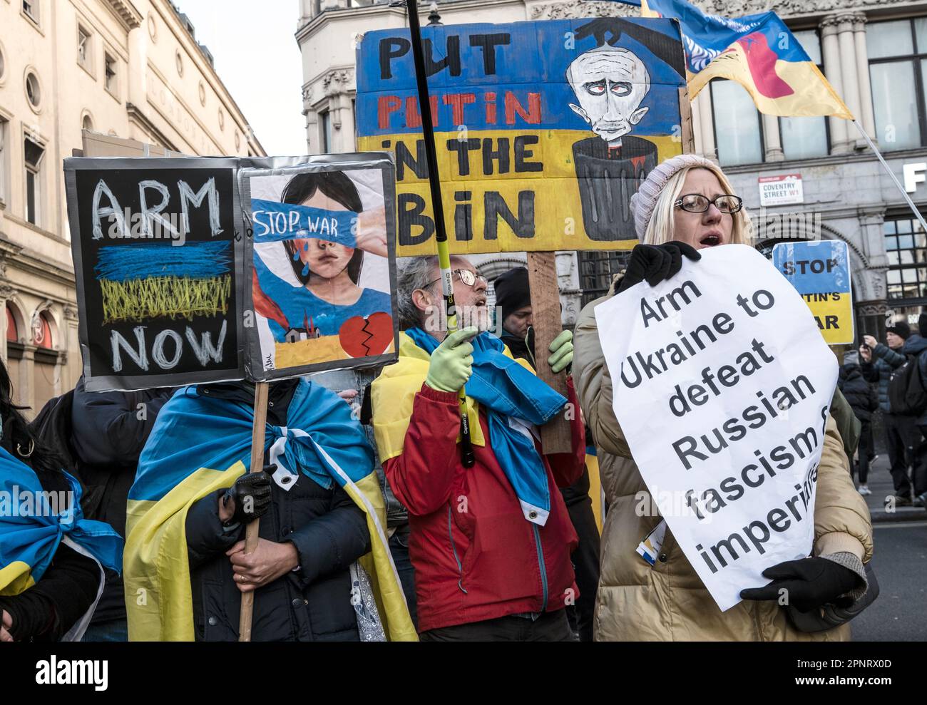 Ein kleiner Gegenprotest zur Unterstützung der Rüstung der Ukraine versuchte, den Hauptprotest der Stop the war Coalition in London vom 25. Februar 2023 zu unterbrechen Stockfoto