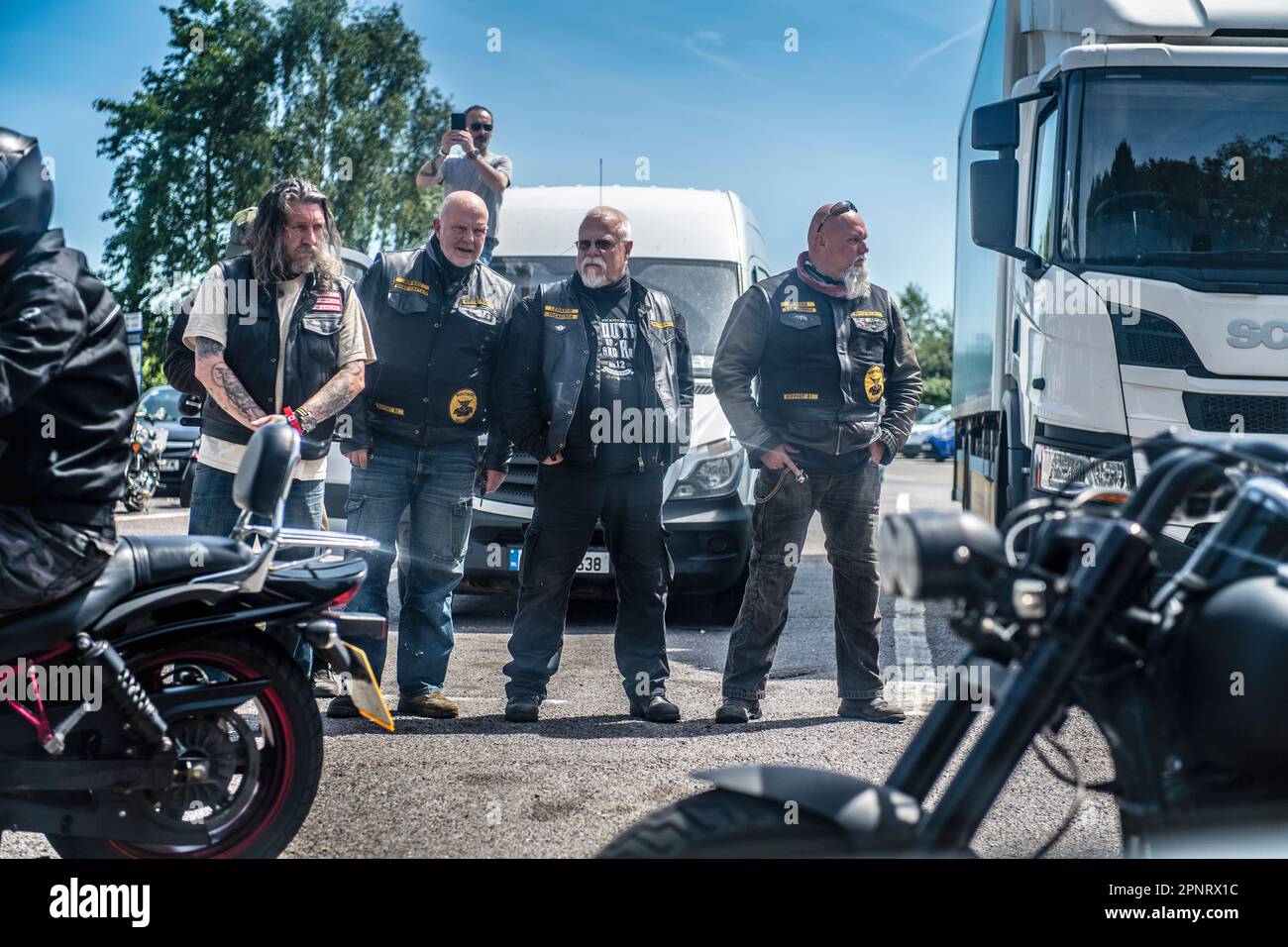 Die Hells Angels treffen sich an der Tankstelle West Sussex Stockfoto
