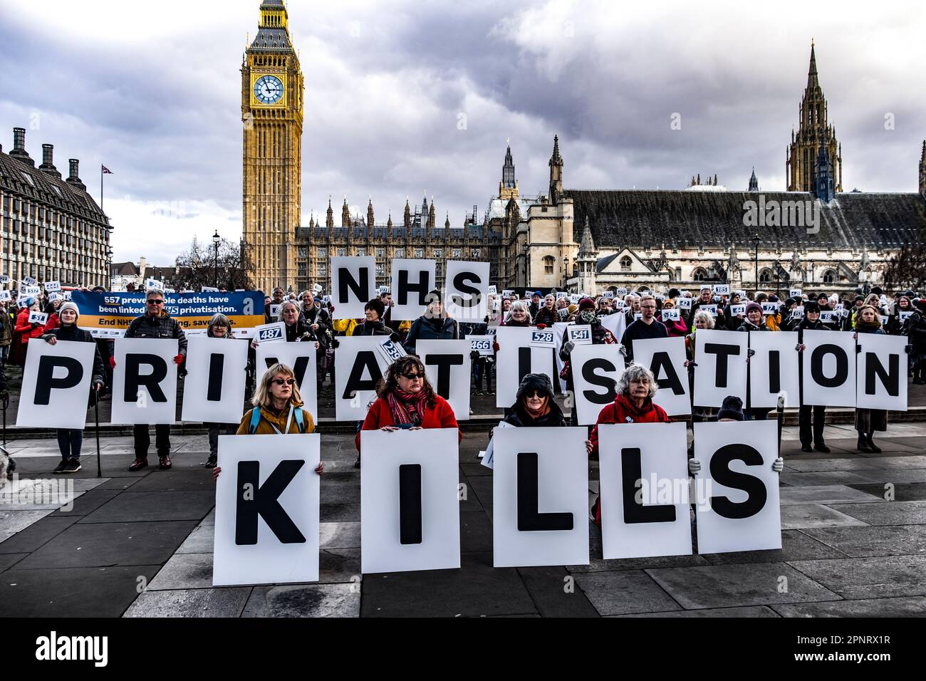 NHS National Health Service Anti-Privatisierungs-Protest am Trafalgar Square am 25. Februar 2023. Organisiert von We Own IT nach einer aktuellen Oxford University Studie, die die zunehmende Auslagerung von NHS-Dienstleistungen mit dem vermeidbaren Tod von 557 Menschen seit 2013 verbindet. Stockfoto