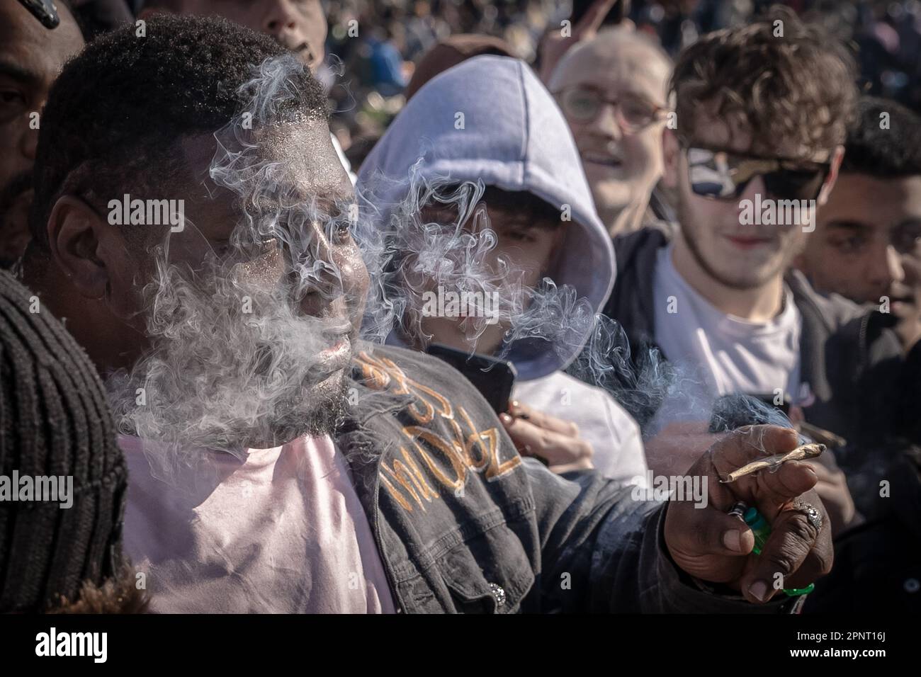 London, Großbritannien. 20. April 2023. Big Narstie, der britische MC/Rapper und die Internet-Persönlichkeit nehmen an 420 Pro-Cannabis Celebrations im Hyde Park Teil. Hunderte nehmen an dem jährlichen Treffen im Jahr 4/20 in Hyde Park Teil, um einen Akt des massenhaften Ungehorsams zu begehen, indem sie Cannabis und seine Varianten rauchen, um gegen die aktuellen Gesetze zu protestieren, die Freizeitkonsumenten kriminalisieren. Im Vereinigten Königreich ist Marihuana eine Droge der Klasse B, und es ist illegal, zu Freizeitzwecken zu rauchen – das heißt, dass Personen, die im Besitz der Droge gefunden werden, mit einer Freiheitsstrafe von fünf Jahren oder einer Geldstrafe in unbegrenzter Höhe rechnen müssen. Kredit: Guy Corbishley/Alamy Live News Stockfoto