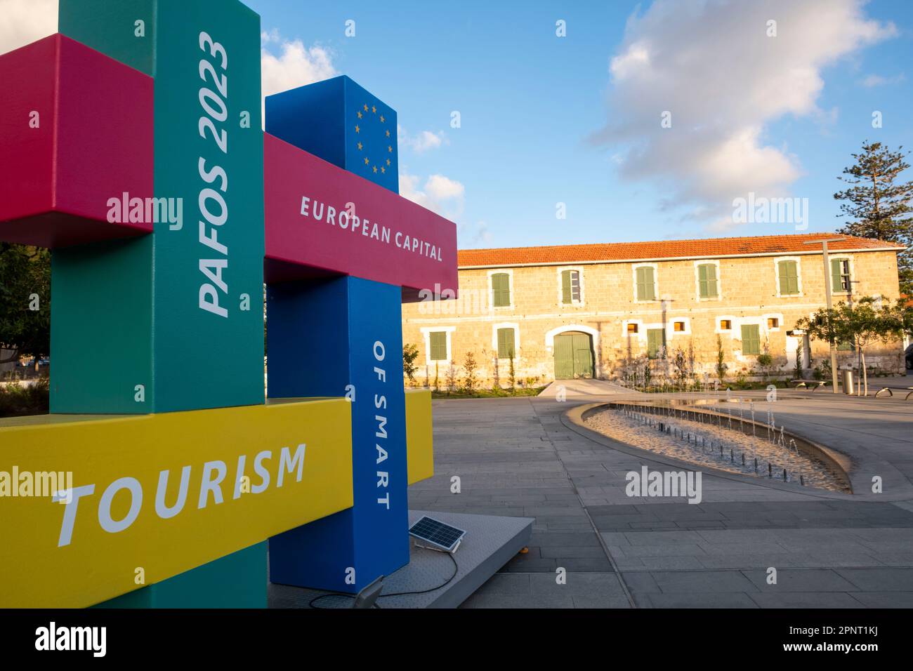 Logo der europäischen Hauptstadt des intelligenten Tourismus von Pafos 2023, Kennedy Square, Altstadt von Pafos (Ktima), Zypern. Stockfoto