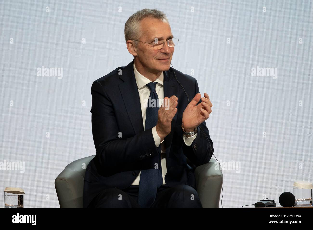 Kiew, Ukraine. 20. April 2023. NATO-Generalsekretär Jens Stoltenberg begrüßt die Ausführungen des ukrainischen Präsidenten Volodymyr Zelenskyy während des Internationalen Gipfels der Städte und Regionen am 20. April 2023 in Kiew, Ukraine. Kredit: Pool Photo/Pressestelle Des Ukrainischen Präsidenten/Alamy Live News Stockfoto