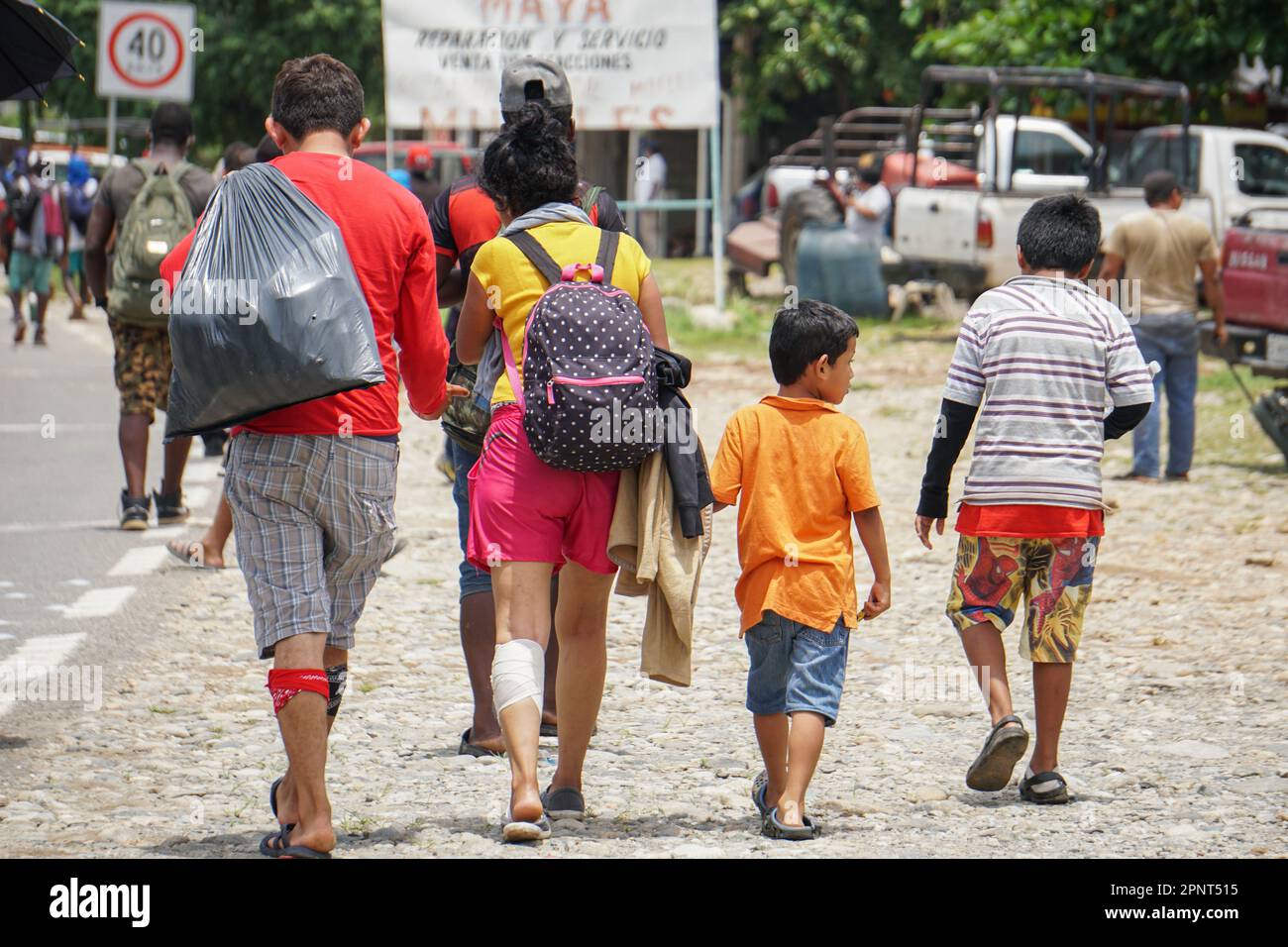 Dylan, 6, links, und Amilcar, 10, Gut, gehen Sie die Straße entlang mit ihrer Mutter in Chiapas, Mexiko, am 31. August 2021, als Teil einer Karawane von Leuten, die versuchen, in die Vereinigten Staaten zu laufen. Rund 700 Menschen aus Guatemala, Haiti, Honduras, Kuba, Nicaragua, Venezuela und El Salvador begannen ihre Reise von Tapachula, Mexiko. (Marissa Revilla/Global Press Journal) Stockfoto