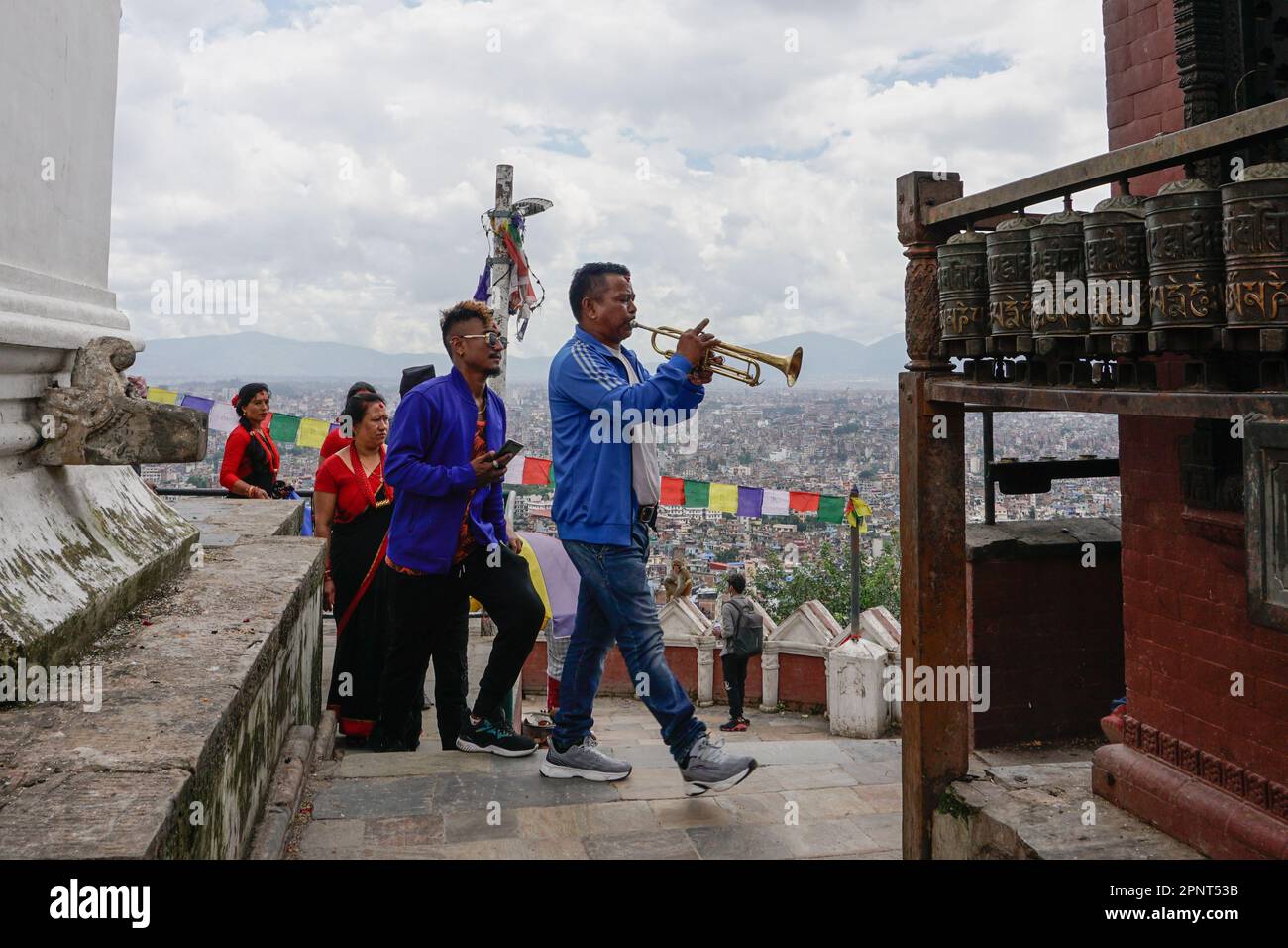 Musiker beten an, indem sie am 8. September 2021 im Swayambhunath Stupa in Kathmandu, Nepal, ergebene Musik spielen. Während der Gunla, einem heiligen Monat, der von Buddhisten aus Newar gefeiert wird, besuchen Musikgruppen heilige Stätten und spielen Lieder. (Shilu Manandhar/Global Press Journal) Stockfoto