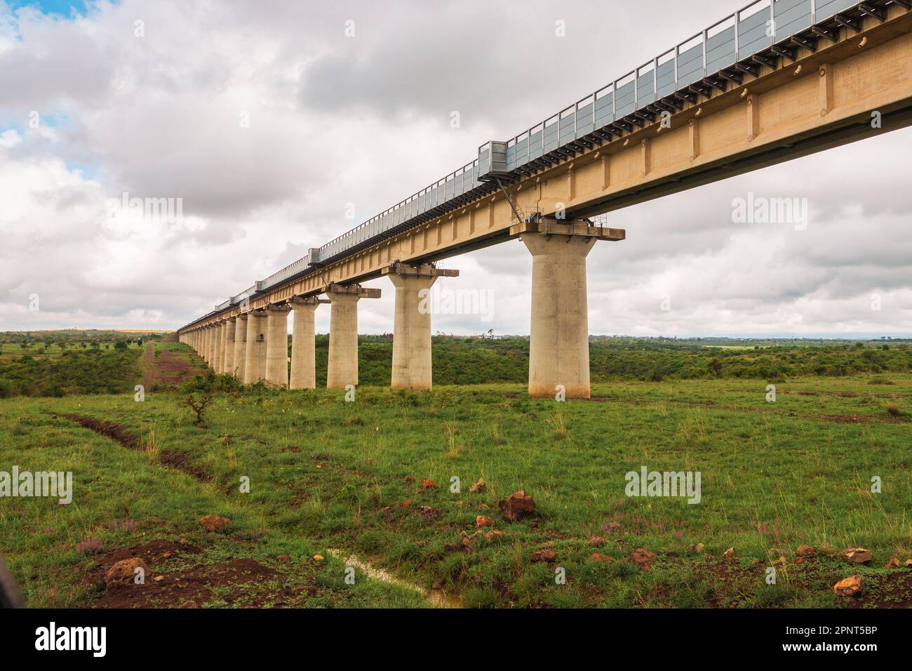 Malerischer Blick auf die Standard Gauge Railway Line durch den Nairobi Nationalpark, Kenia Stockfoto