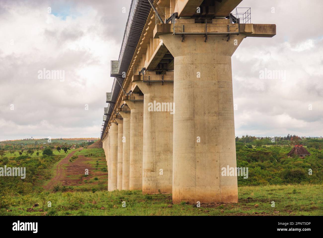 Malerischer Blick auf die Standard Gauge Railway Line durch den Nairobi Nationalpark, Kenia Stockfoto