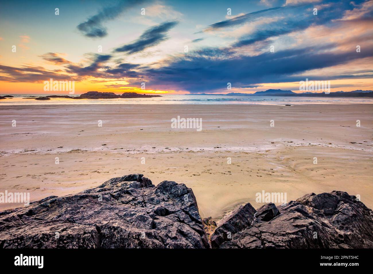 Strand in Tofino, Pacific Rim National Park, British Columbia, Kanada bei Sonnenuntergang Stockfoto