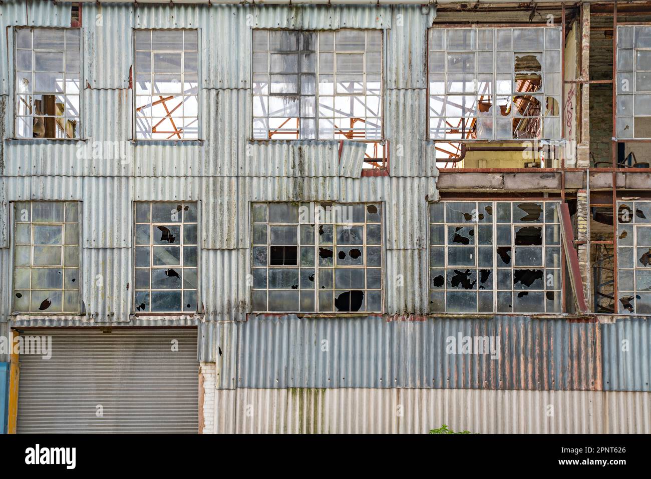 Industriebaumhülle mit kaputten Fenstern Stockfoto