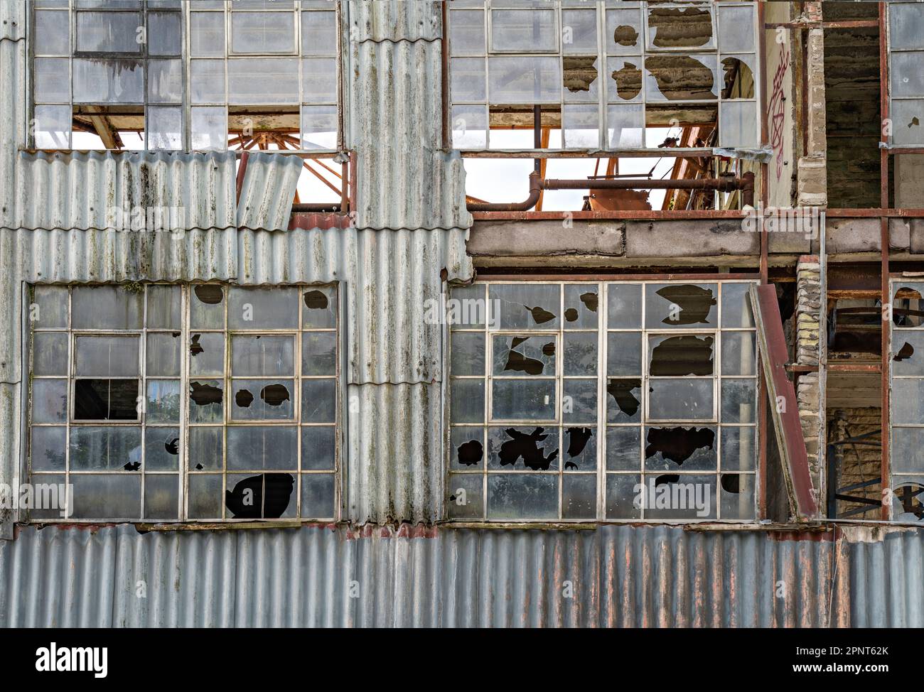 Industriebaumhülle mit kaputten Fenstern Stockfoto